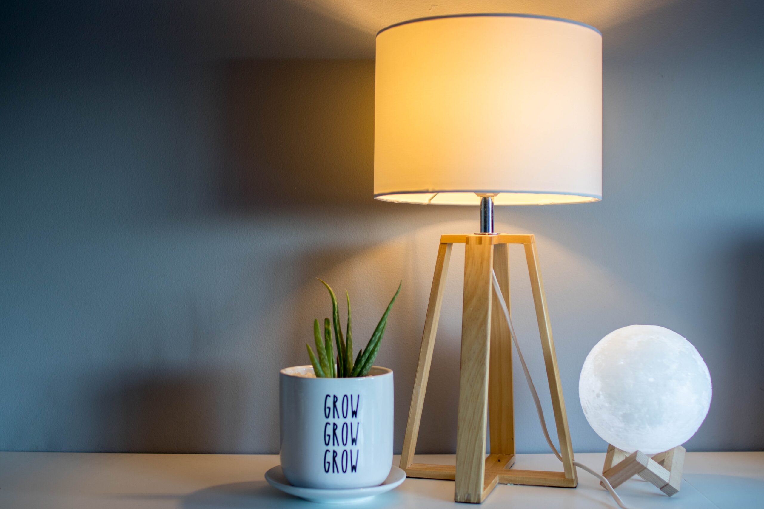 Tendencias en iluminación para resaltar tus muebles y espacios